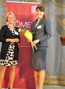 Das Bild zeigt die Präsidentin des Zonta Club München I, Andrea Barth und die Preisträgerin Fr. PD. Dr. Birgit Viertlböck