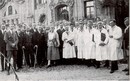Studenten im Jahr 1925 vor der Internen Klinik