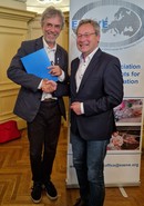Verleihung der Urkunde - Prof. Dr. Florian Buchner (ECOVE) und Prof. Dr. Reinhard K. Straubinger Ph.D. (Dekan der Tierärztlichen Fakultät)